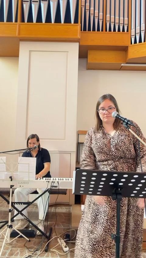 Natalia i Agata podczas oprawy muzycznej w kościele